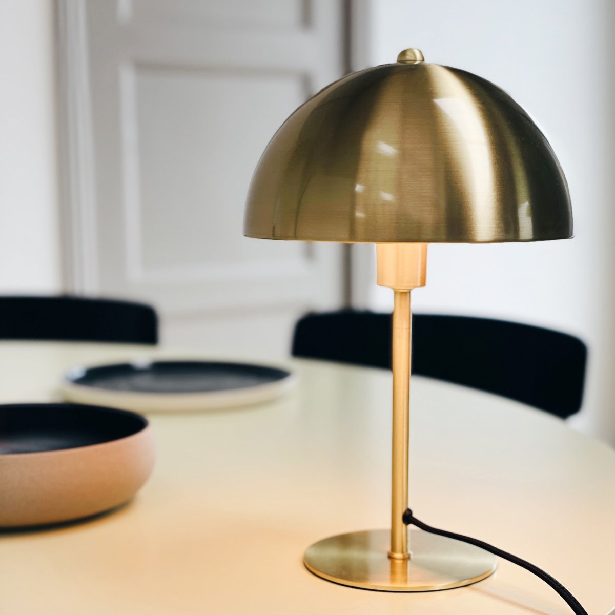 Lyon 30cm Messinki pöytävalaisin valmistajalta Dyberg Larsen - Klassisen muotoilunsa ja modernien materiaalivalikoimansa ansiosta Lyon-pöytävalaisin on hienostunut valinta kotiin, jossa yhdistyvät eleganssi ja toimivuus täydellisessä makeassa.