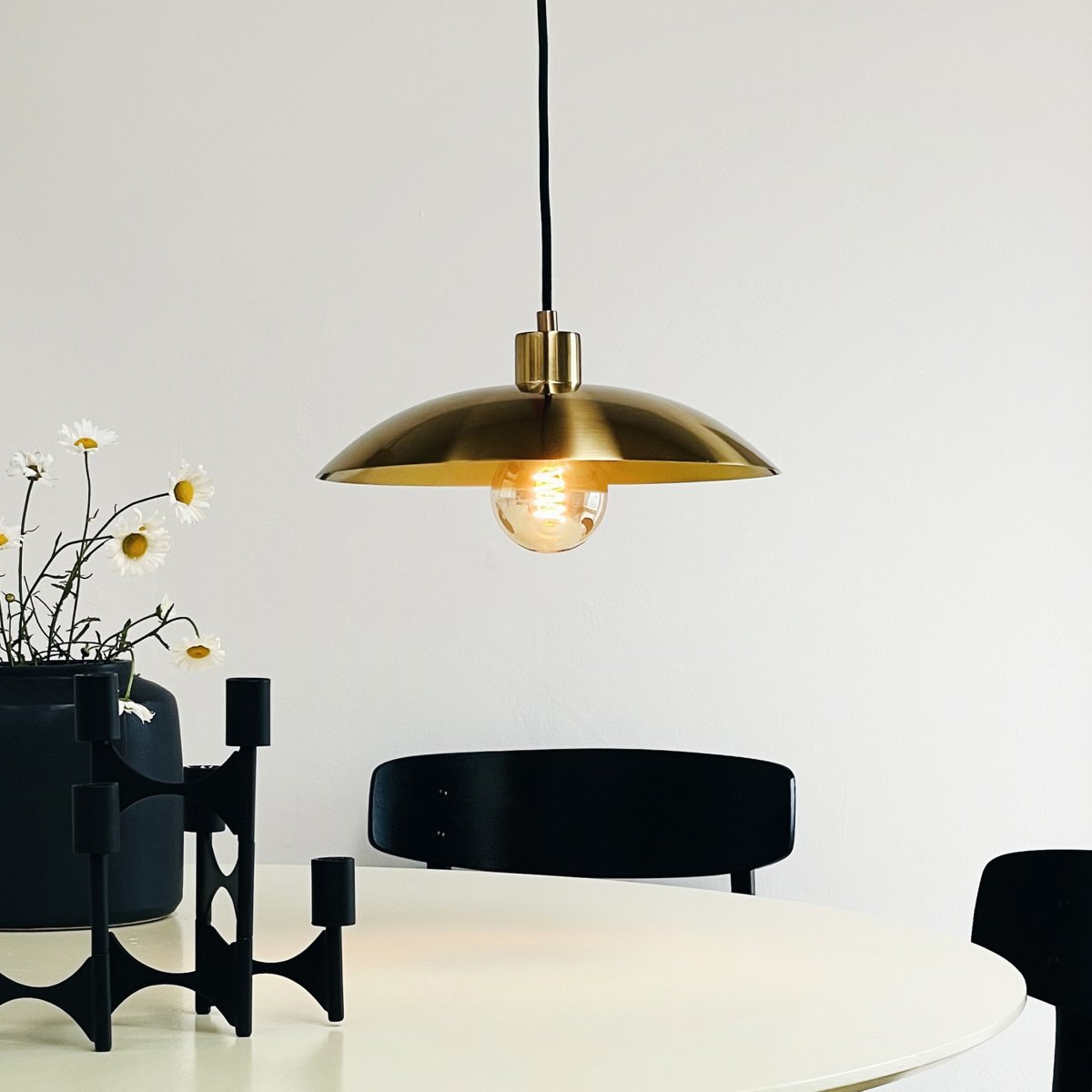 Paris Ø33 Messinki kattovalaisin valmistajalta Dyberg Larsen - Anna Paris-riippuvalaisimen tulla loistavaksi keskipisteeksi, joka tuo ajan kauneutta ja jäljittelemätöntä tunnelmaa kotiisi.