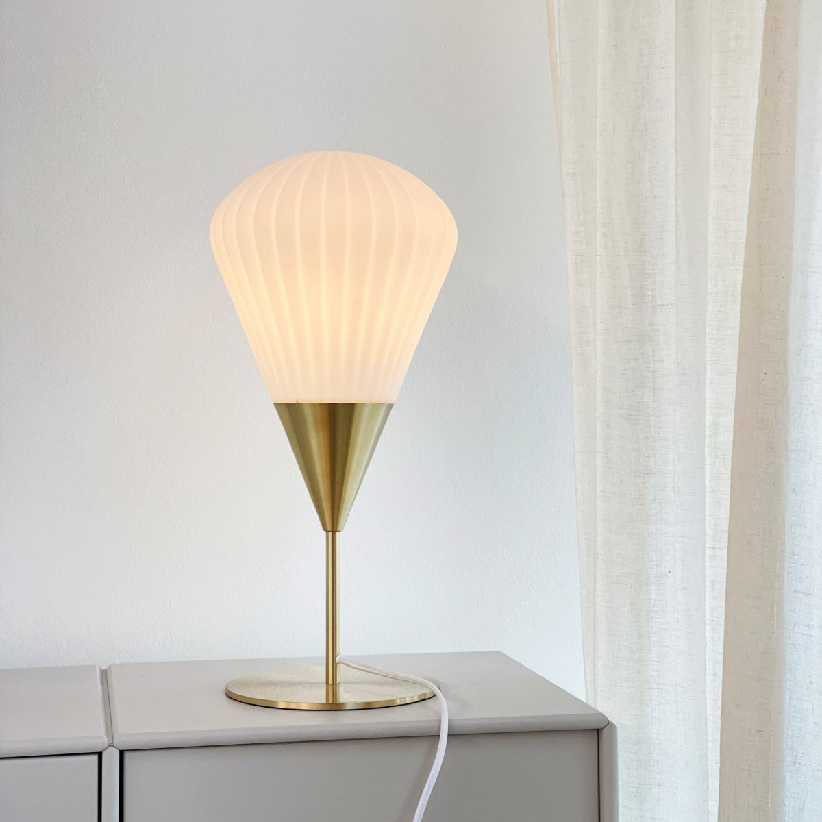 Ballon 45cm Valkoinen pöytävalaisin valmistajalta Dyberg Larsen - Med sin moderna form och stilrena material &auml;r Ballon bordslampa ett perfekt val f&ouml;r den som vill kombinera funktion, ljus och elegans i sin inredning.