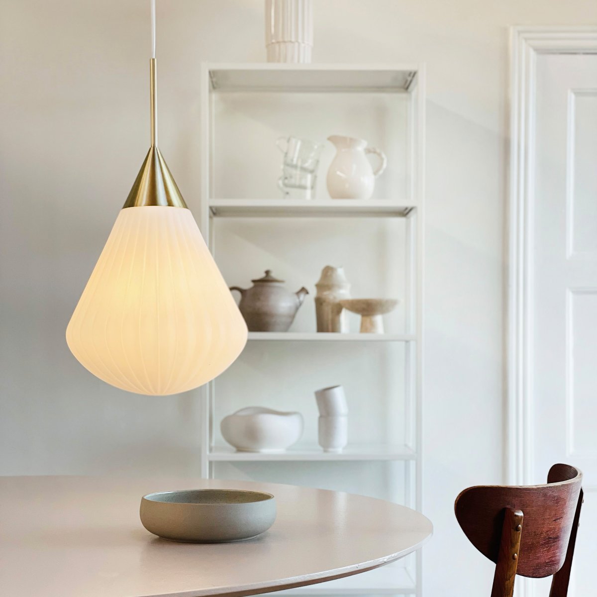 Ballon Ø33 Valkoinen kattovalaisin valmistajalta Dyberg Larsen - Med sin moderna form och stilrena material &auml;r Ballon Pendant det perfekta valet f&ouml;r den som vill f&ouml;rena ljus och elegans &ndash; en funktionell och tidl&ouml;s designklassiker.