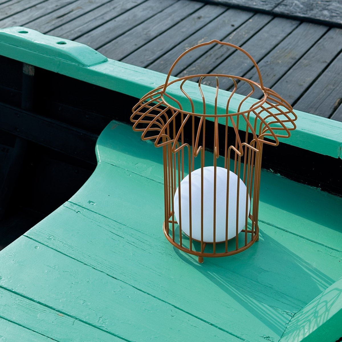 Basket 32cm Terrakotta Siirrettävä valmistajalta Dyberg Larsen - &nbsp; Lyktan laddas enkelt med medf&ouml;ljande USB-kabel, vilket g&ouml;r att du kan njuta av dess vackra ljus &aring;ret om (adapter ing&aring;r ej).