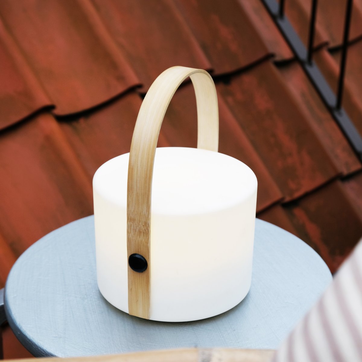 Carry 20cm Valkoinen Siirrettävä valmistajalta Dyberg Larsen - Valaisin on yhtä tyylikäs ulkoa kuin sisältäkin, ja kauniin bambukahvansa ansiosta se on helppo ottaa mukaan.