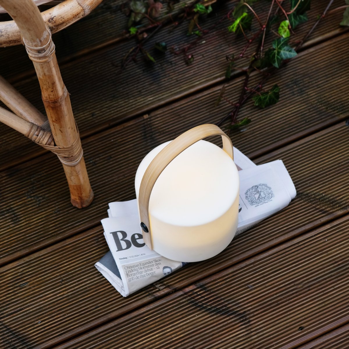 Carry 20cm Valkoinen Siirrettävä valmistajalta Dyberg Larsen - Valaisin on yhtä tyylikäs ulkoa kuin sisältäkin, ja kauniin bambukahvansa ansiosta se on helppo ottaa mukaan.