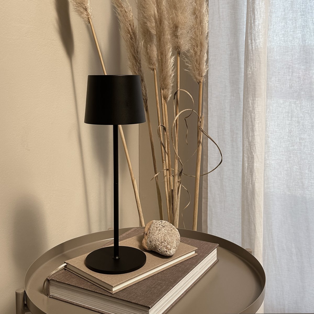 Karl 37cm Musta Siirrettävä valmistajalta Dyberg Larsen - Lamppu on helppo ladata USB-C:n kautta, ja se on saatavana tyylikk&auml;in&auml; v&auml;rein&auml;, kuten musta ja valkoinen.