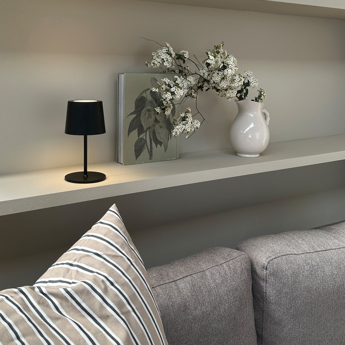 Karl 37cm Musta Siirrettävä valmistajalta Dyberg Larsen - Lamppu on helppo ladata USB-C:n kautta, ja se on saatavana tyylikk&auml;in&auml; v&auml;rein&auml;, kuten musta ja valkoinen.