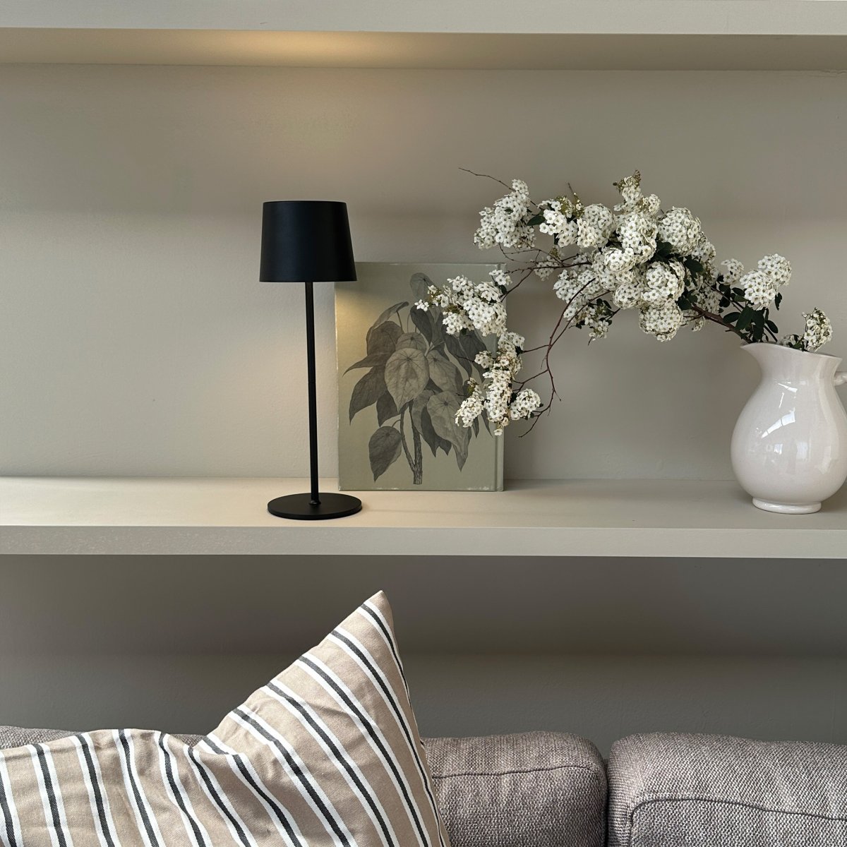 Karl 37cm Musta Siirrettävä valmistajalta Dyberg Larsen - Lamppu on helppo ladata USB-C:n kautta, ja se on saatavana tyylikk&auml;in&auml; v&auml;rein&auml;, kuten musta ja valkoinen.