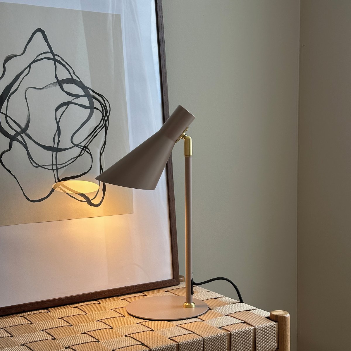 DL12 Mini 40cm Beige työpöytävalaisin valmistajalta Dyberg Larsen - Se on varustettu sekä käännettävällä että kallistettavalla varjostimella, joten valoa on helppo kohdistaa tarpeen mukaan.