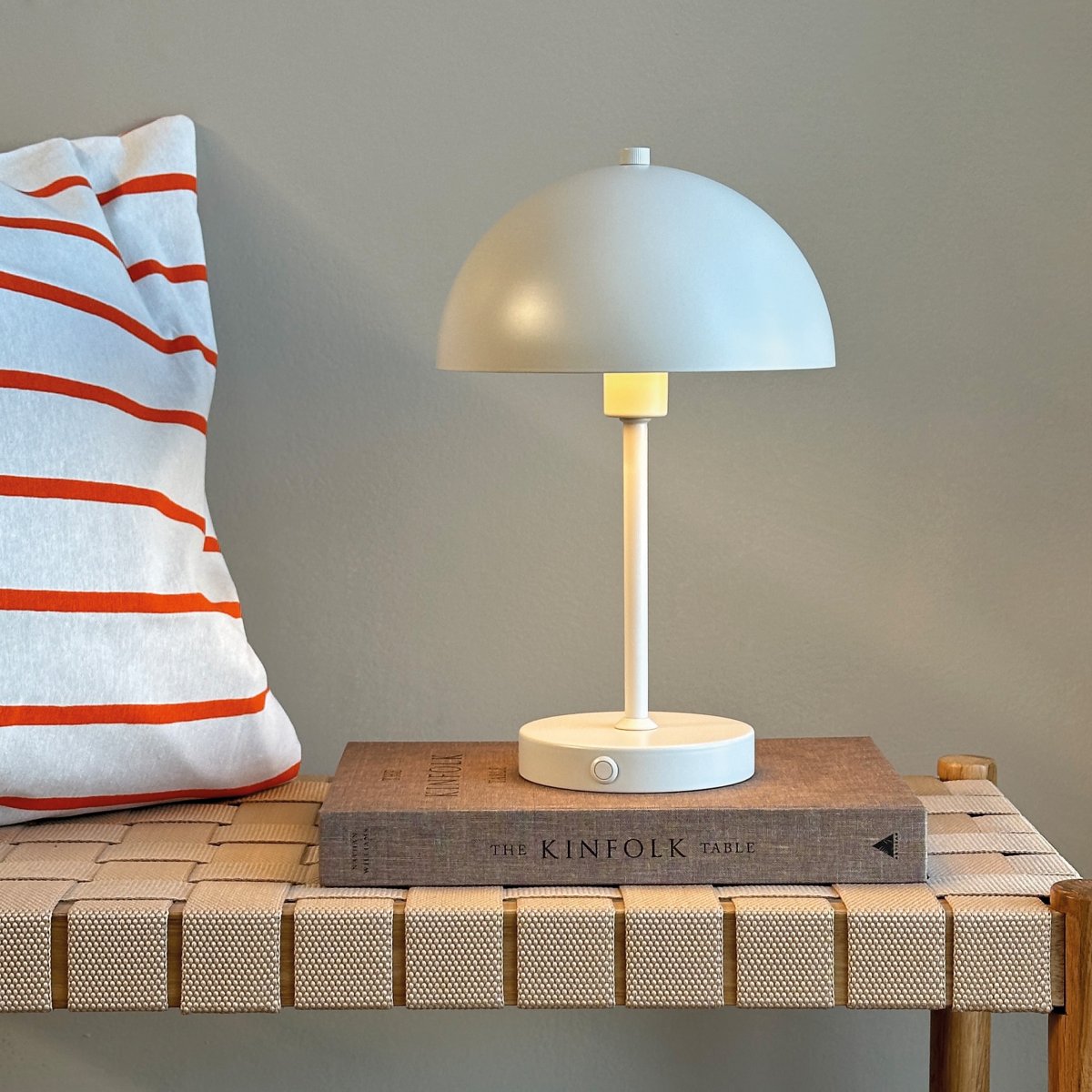 Stockholm 30cm Helmen valkoinen Siirrettävä valmistajalta Dyberg Larsen - Tukholman p&ouml;yt&auml;valaisin on t&auml;ydellinen yhdistelm&auml; tyyli&auml; ja toimivuutta.