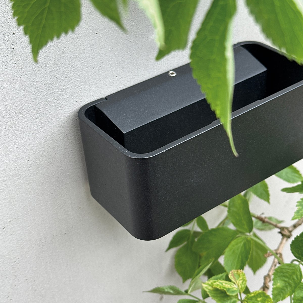 Saturn Musta ulkovalo valmistajalta Dyberg Larsen - Saturn on tyylikäs julkisivuvalaisin, jossa yhdistyvät moderni estetiikka ja kestävä toiminta.