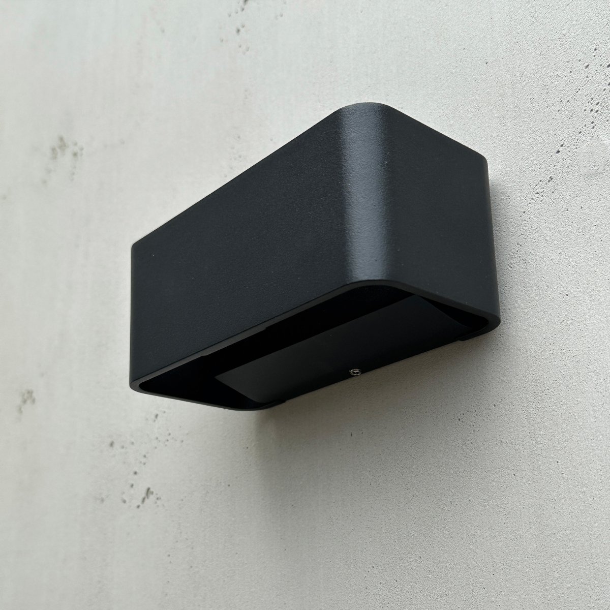 Saturn Musta ulkovalo valmistajalta Dyberg Larsen - Saturn on tyylikäs julkisivuvalaisin, jossa yhdistyvät moderni estetiikka ja kestävä toiminta.