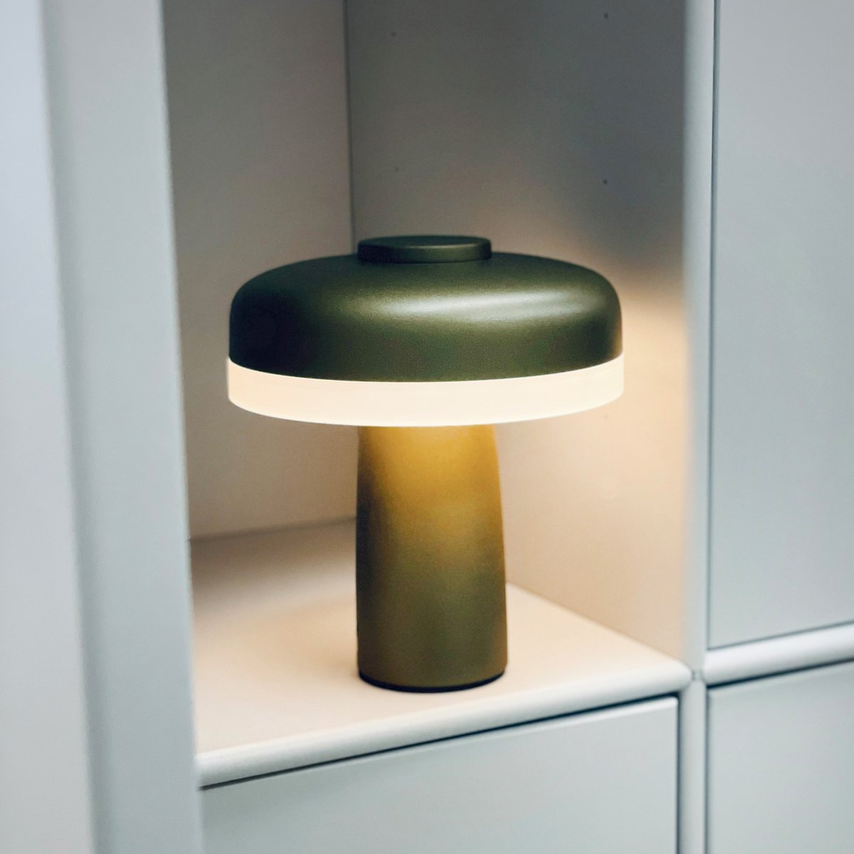 Porter 16cm Metallinvihreä Siirrettävä valmistajalta Dyberg Larsen - Porter LED-ladattava pöytävalaisin on moderni ja toimiva valaisin, jossa on ainutlaatuinen muotoilu, jossa valo tulee reunasta, mikä antaa miellyttävän ja tasaisen valon.
