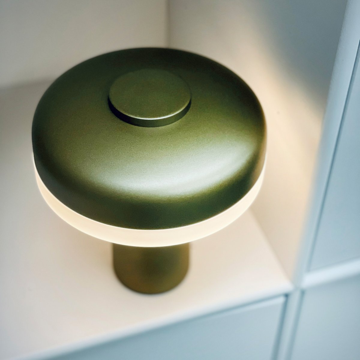 Porter 16cm Metallinvihreä Siirrettävä valmistajalta Dyberg Larsen - Porter LED-ladattava pöytävalaisin on moderni ja toimiva valaisin, jossa on ainutlaatuinen muotoilu, jossa valo tulee reunasta, mikä antaa miellyttävän ja tasaisen valon.