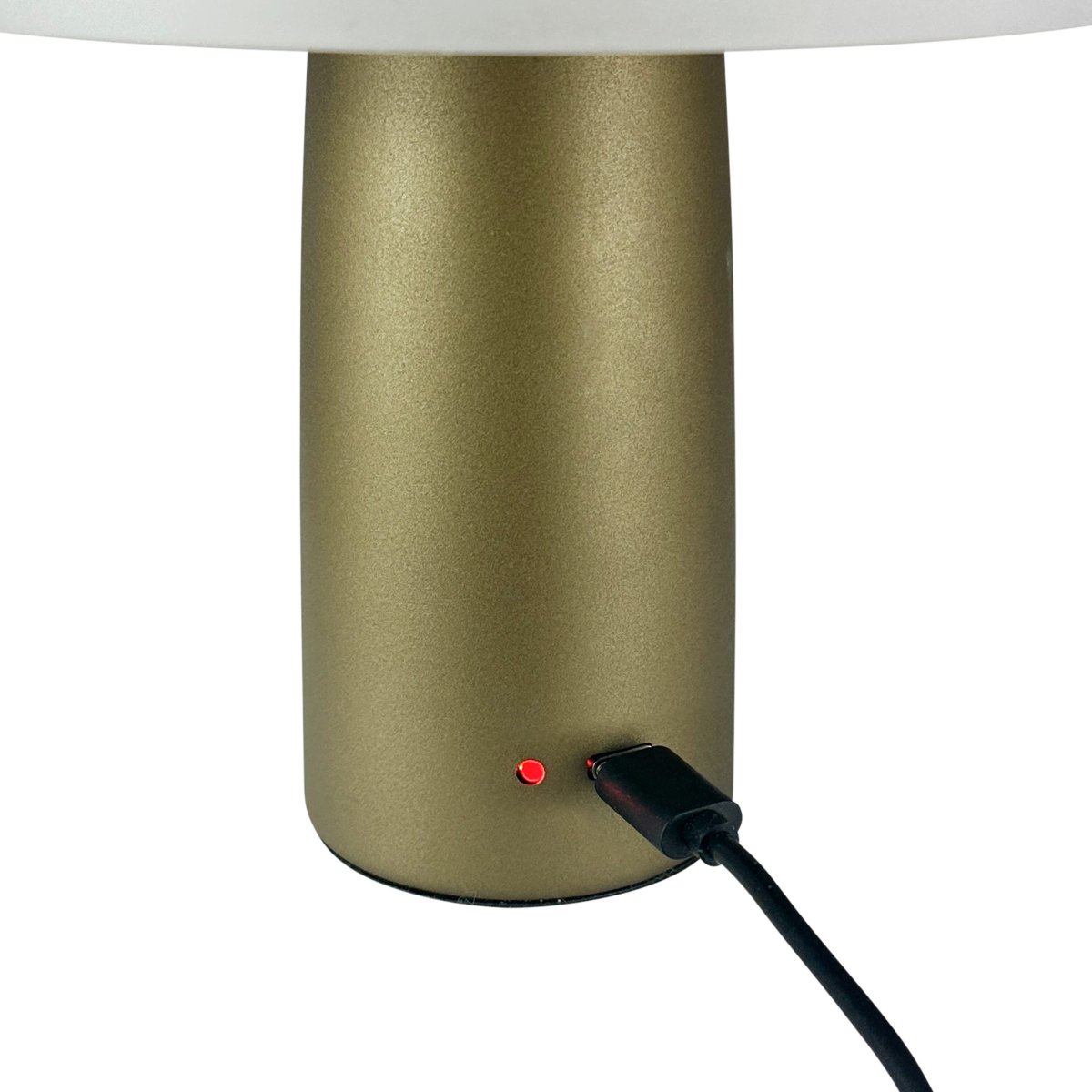 Porter 16cm Metallinvihreä Siirrettävä valmistajalta Dyberg Larsen - Porter LED-ladattava pöytävalaisin on moderni ja toimiva valaisin, jossa on ainutlaatuinen muotoilu, jossa valo tulee reunasta, mikä antaa miellyttävän ja tasaisen valon.