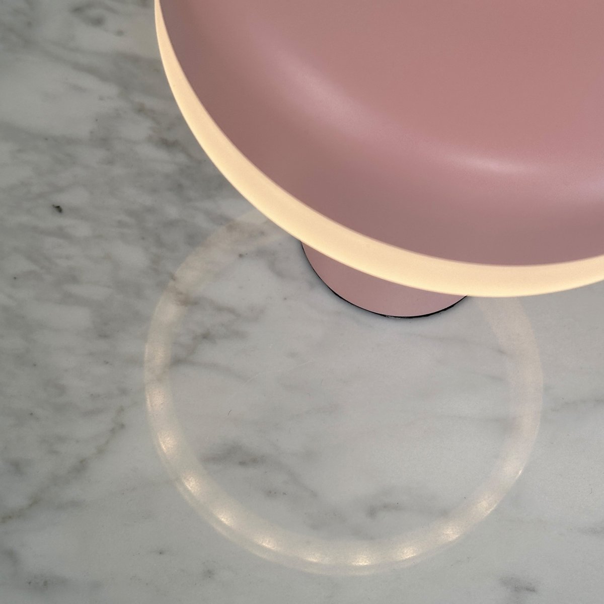 Porter 16cm Vaaleanpunainen Siirrettävä valmistajalta Dyberg Larsen - Porter LED-ladattava pöytävalaisin on moderni ja toimiva valaisin, jossa on ainutlaatuinen muotoilu, jossa valo tulee reunasta, mikä antaa miellyttävän ja tasaisen valon.