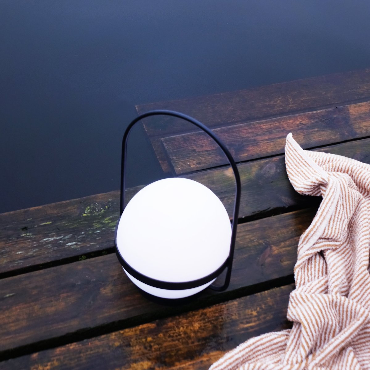 Summer 25cm Musta Siirrettävä valmistajalta Dyberg Larsen - Buzzer on ladattava LED-lamppu, joka voidaan ladata sekä aurinkopaneelin että USB:n kautta, jolloin saat valoa tarvittaessa.