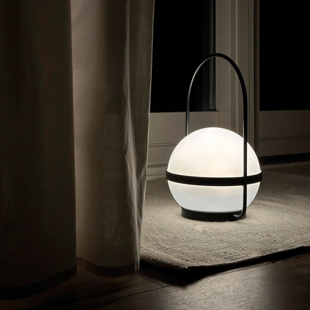Summer 25cm Musta Siirrettävä valmistajalta Dyberg Larsen - Buzzer on ladattava LED-lamppu, joka voidaan ladata sekä aurinkopaneelin että USB:n kautta, jolloin saat valoa tarvittaessa.