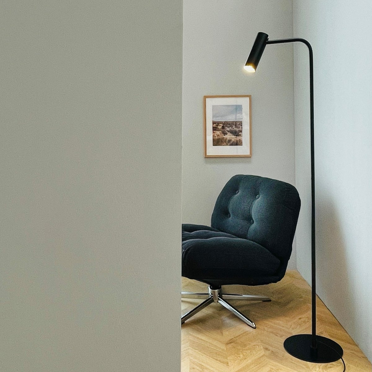 Skagerrak Musta lattiavalaisin valmistajalta Dyberg Larsen - Minimalistisen ilmeensä ja tyylikkään yksinkertaisuutensa ansiosta valaisin sopii täydellisesti sekä moderniin että klassiseen sisustukseen.