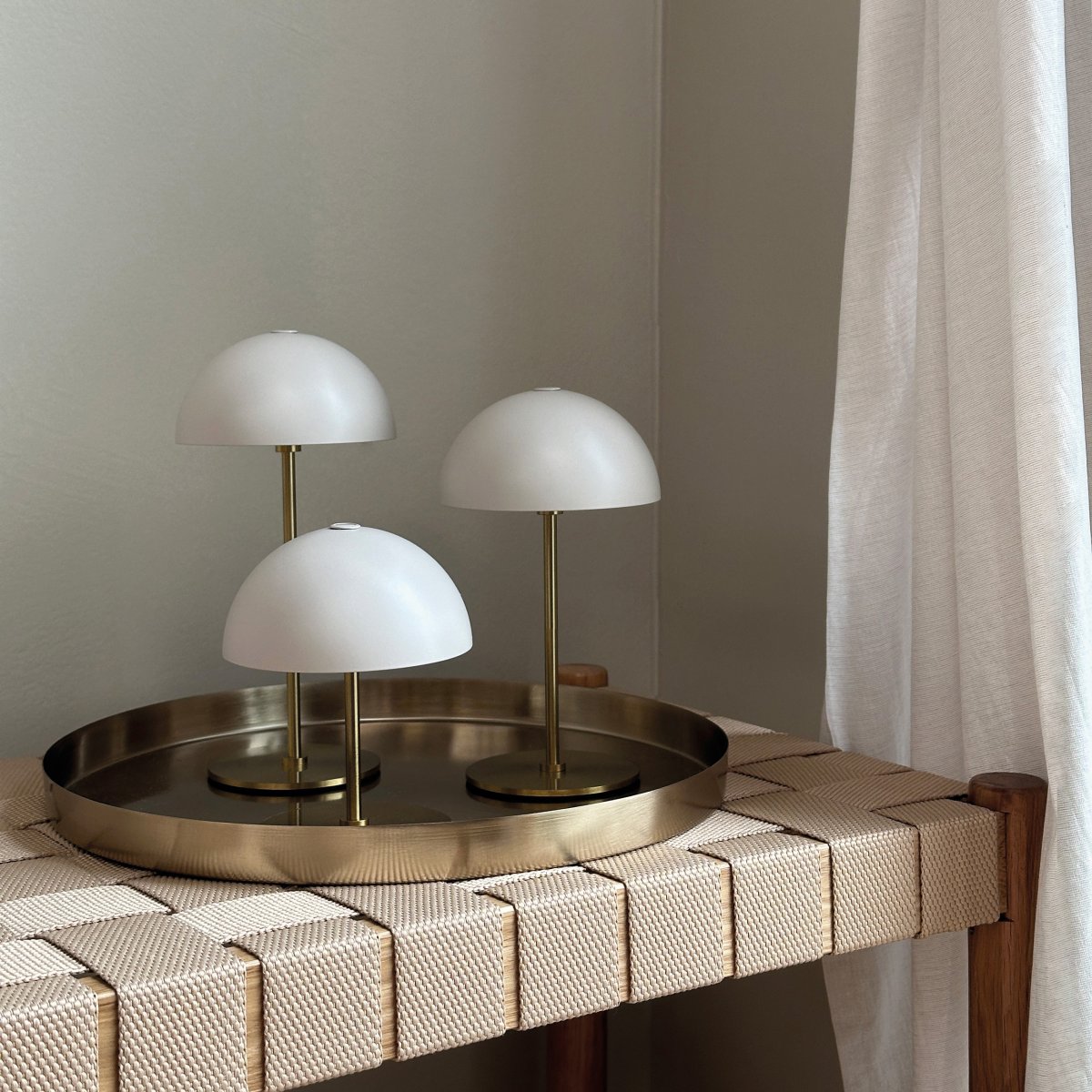 Along Setti 20cm Beige Siirrettävä valmistajalta Dyberg Larsen - Langattomat lamput on valmistettu messingist&auml; v&auml;rillisill&auml; metallivarjostimilla ja niiss&auml; on kolme h&auml;ik&auml;isem&auml;t&ouml;nt&auml; valotasoa, jotka tarjoavat pehme&auml;n ja miellytt&auml;v&auml;n hehkun.