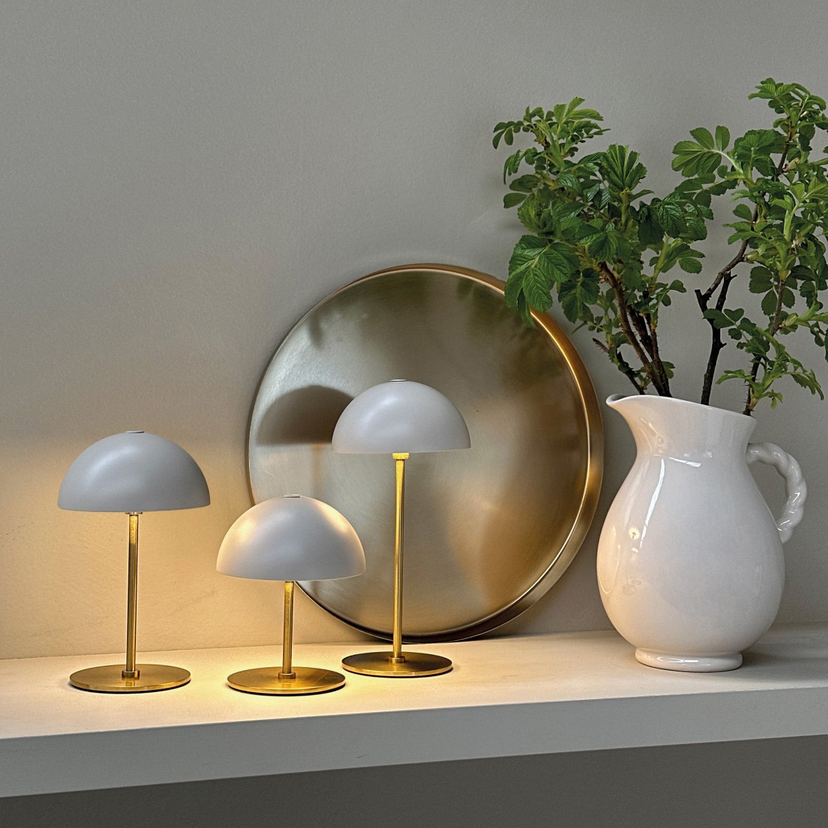 Along Setti 20cm Beige Siirrettävä valmistajalta Dyberg Larsen - Langattomat lamput on valmistettu messingist&auml; v&auml;rillisill&auml; metallivarjostimilla ja niiss&auml; on kolme h&auml;ik&auml;isem&auml;t&ouml;nt&auml; valotasoa, jotka tarjoavat pehme&auml;n ja miellytt&auml;v&auml;n hehkun.