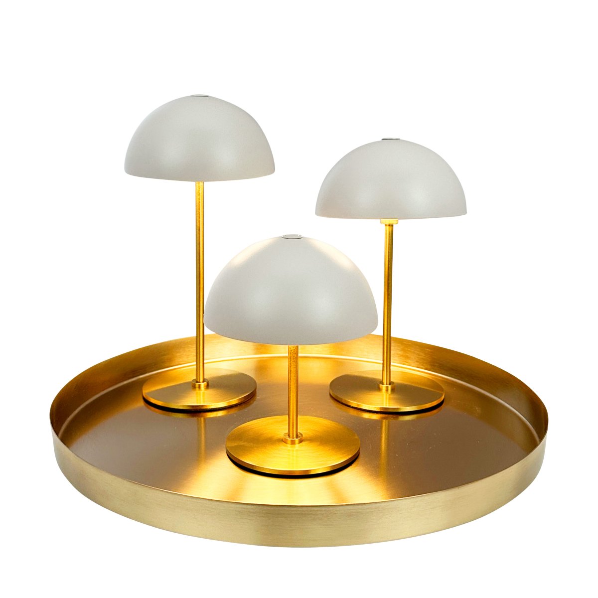 Along Setti 20cm Beige Siirrettävä valmistajalta Dyberg Larsen - Langattomat lamput on valmistettu messingist&auml; v&auml;rillisill&auml; metallivarjostimilla ja niiss&auml; on kolme h&auml;ik&auml;isem&auml;t&ouml;nt&auml; valotasoa, jotka tarjoavat pehme&auml;n ja miellytt&auml;v&auml;n hehkun.
