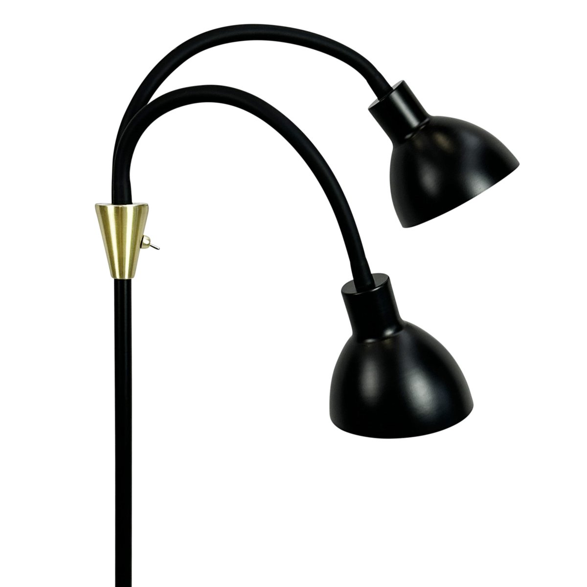 Lilje Musta lattiavalaisin valmistajalta Dyberg Larsen - Lily golvlampa i svart och m&auml;ssing kombinerar modern design med flexibilitet och funktionalitet.