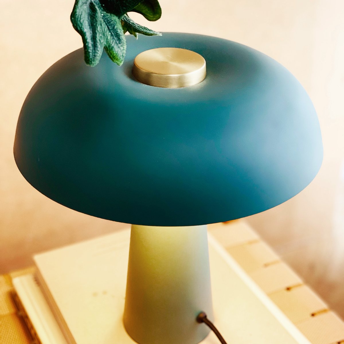 Iris 28cm Vihreä pöytävalaisin valmistajalta Dyberg Larsen - Ainutlaatuisen muotonsa ja tyylikk&auml;&auml;n v&auml;ri- ja materiaaliyhdistelm&auml;ns&auml; ansiosta siit&auml; tulee tyylik&auml;s ominaisuus kaikentyyppisiss&auml; sisustustyyleiss&auml;.