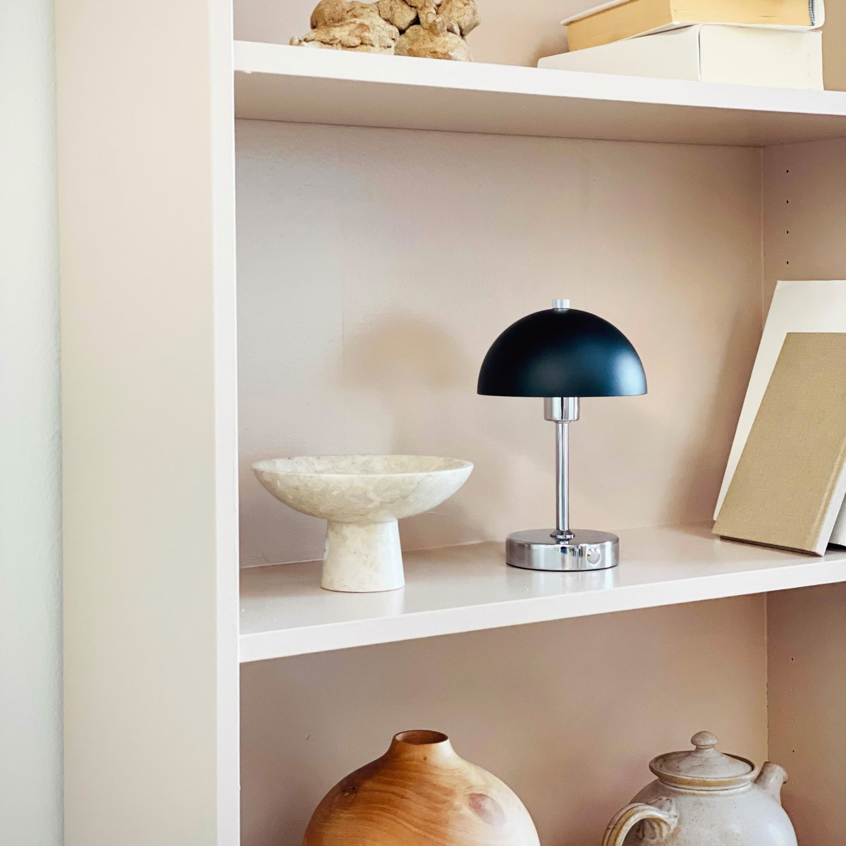 Malmø LED 23cm Kromi Siirrettävä valmistajalta Dyberg Larsen - Den svart- och kromf&auml;rgade metallen ger en elegant touch, och med sin kompakta storlek passar den perfekt p&aring; nattduksbord, skrivbord eller som dekorativ belysning.