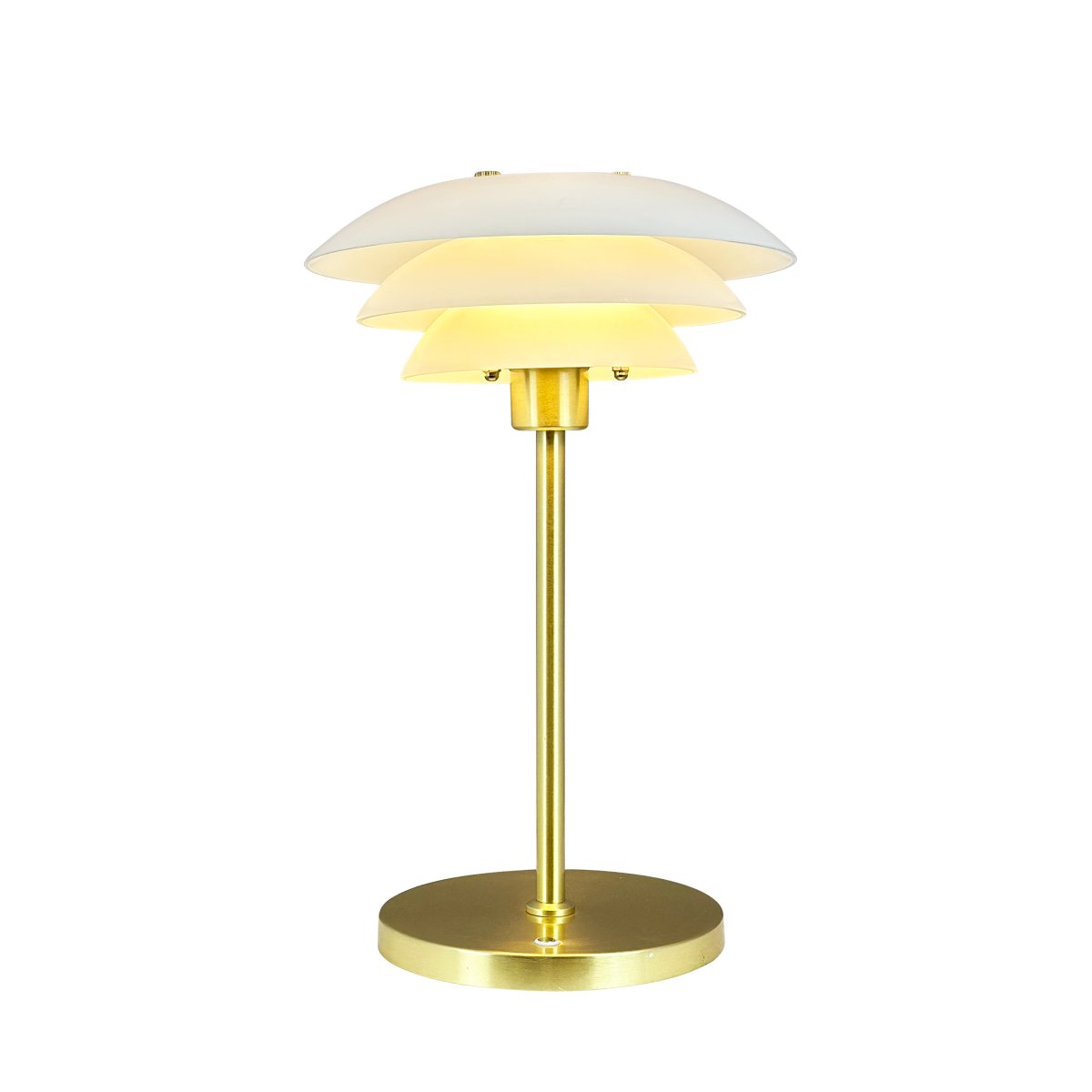 DL20 LED 30cm Messinki Siirrettävä valmistajalta Dyberg Larsen - Den uppladdningsbara lampan har en h&ouml;jd p&aring; 30 cm och en lampsk&auml;rmsdiameter p&aring; 20 cm, vilket g&ouml;r den perfekt f&ouml;r s&auml;ngbordet, skrivbordet eller en mysig h&ouml;rna.