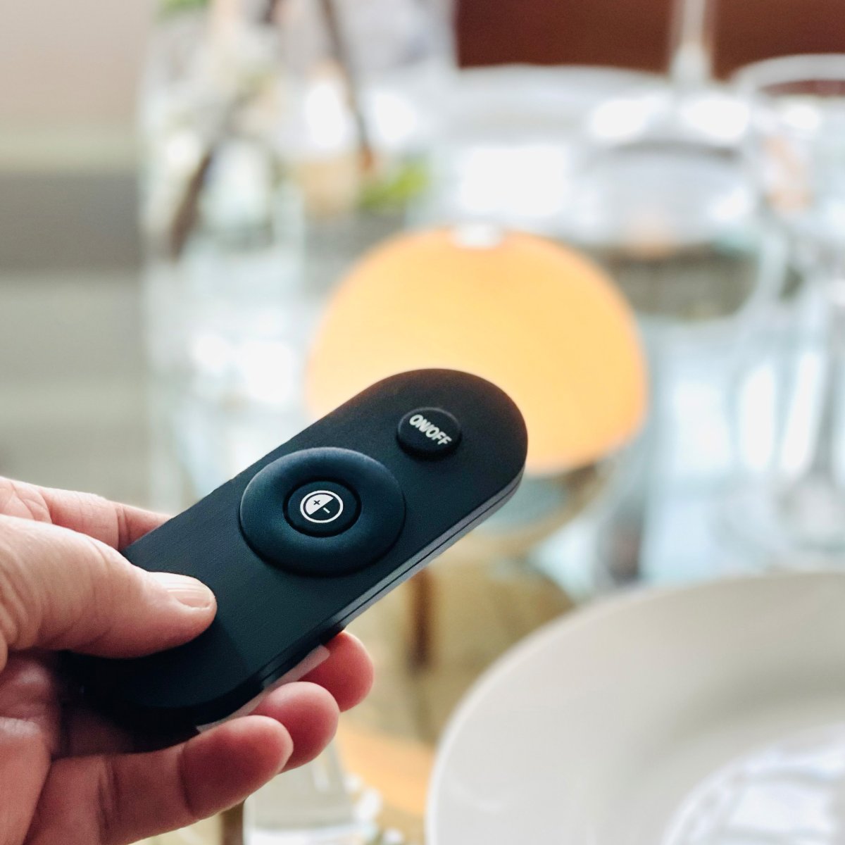 Alba 10cm 2 Kpl Kromi Siirrettävä valmistajalta Dyberg Larsen - Lampuissa on integroitu LED-valo, jossa on kolme kirkkaustasoa, joita on helppo s&auml;&auml;t&auml;&auml; varjostimien p&auml;&auml;ll&auml; olevalla kosketusanturilla tai mukana tulevalla kaukos&auml;&auml;timell&auml;.