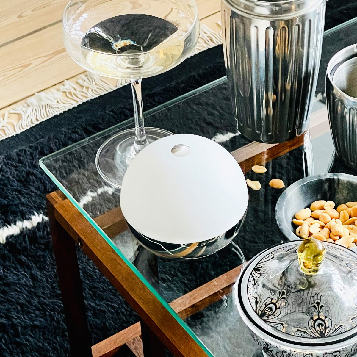 Alba 10cm 2 Kpl Kromi Siirrettävä valmistajalta Dyberg Larsen - Lampuissa on integroitu LED-valo, jossa on kolme kirkkaustasoa, joita on helppo s&auml;&auml;t&auml;&auml; varjostimien p&auml;&auml;ll&auml; olevalla kosketusanturilla tai mukana tulevalla kaukos&auml;&auml;timell&auml;.