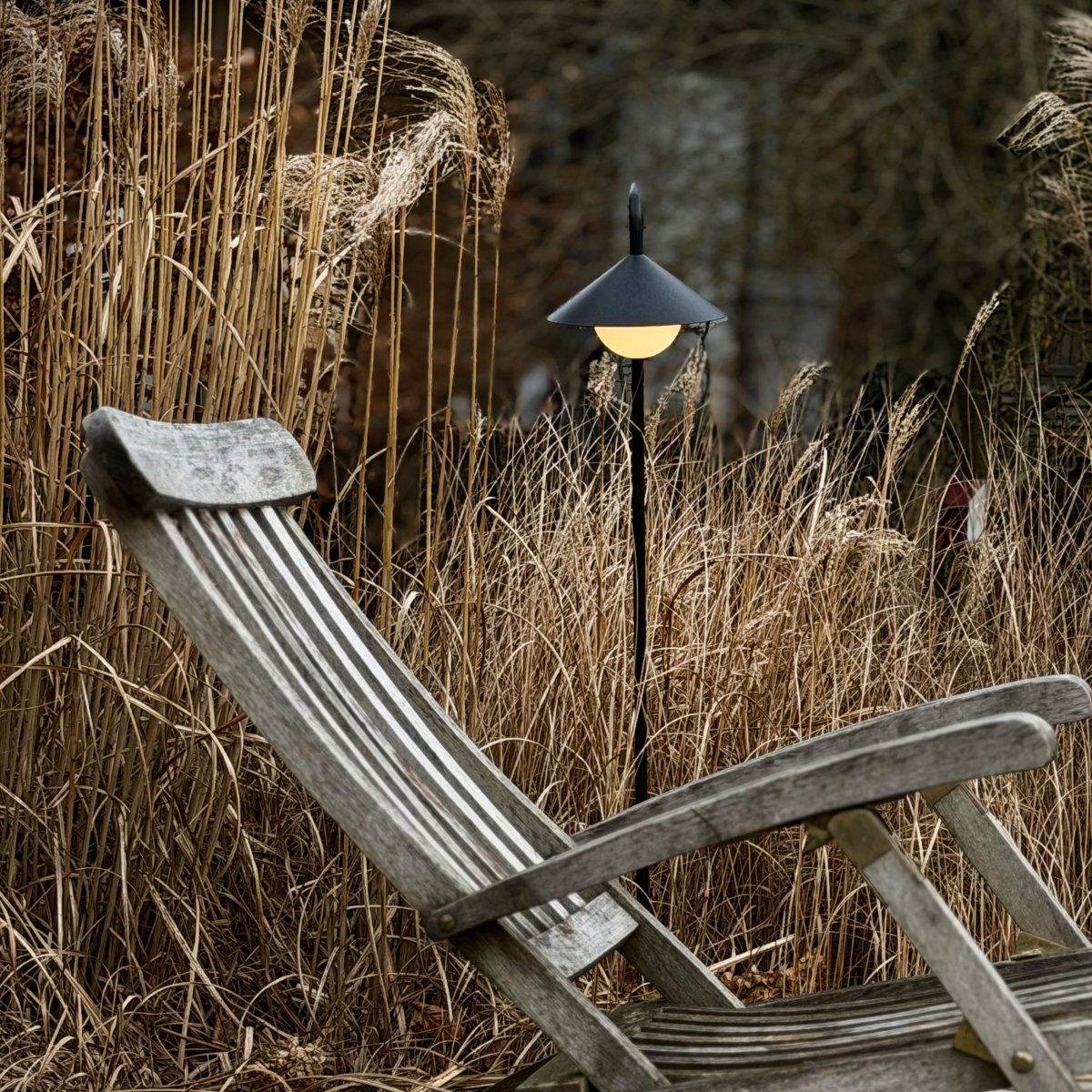 Nova 80cm Musta Siirrettävä valmistajalta Dyberg Larsen - Valaisin on valmistettu kest&auml;v&auml;st&auml; metallista ja muovista, ja sen valkoinen py&ouml;re&auml; varjostin levitt&auml;&auml; pehme&auml;&auml; ja kodikasta valoa.