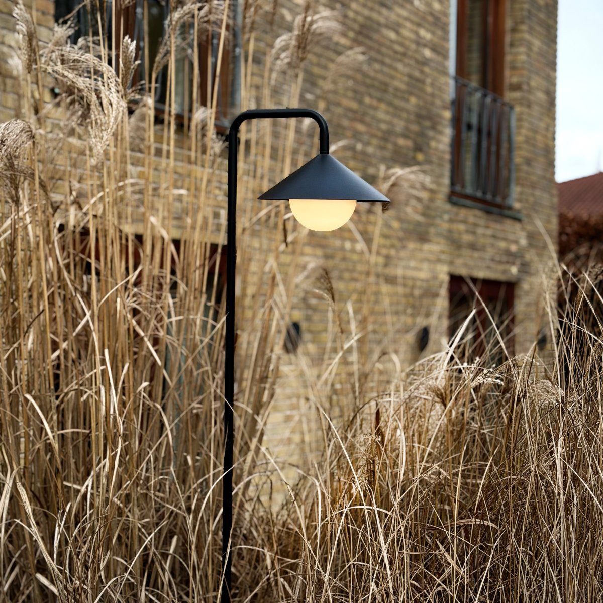 Nova 80cm Musta Siirrettävä valmistajalta Dyberg Larsen - Valaisin on valmistettu kest&auml;v&auml;st&auml; metallista ja muovista, ja sen valkoinen py&ouml;re&auml; varjostin levitt&auml;&auml; pehme&auml;&auml; ja kodikasta valoa.