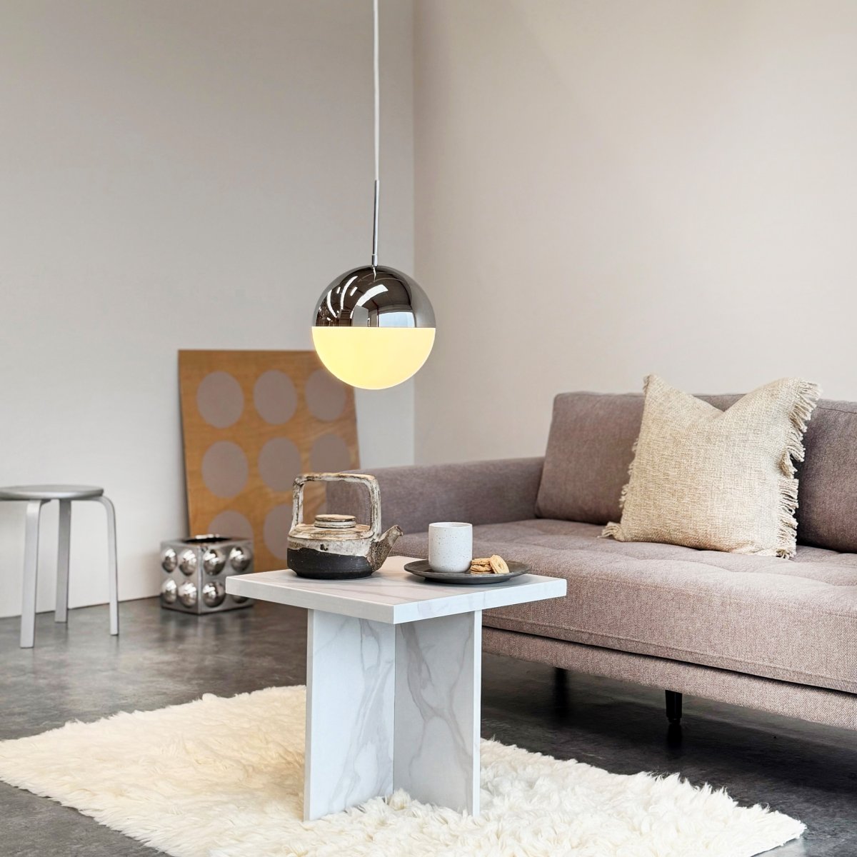 Nova Ø25 Kromi kattovalaisin valmistajalta Dyberg Larsen - Valaisimessa on py&ouml;re&auml; muoto ja kupu, jonka yl&auml;osa on kromia ja alaosa opaalilasia, mik&auml; antaa pehme&auml;n ja miellytt&auml;v&auml;n valon.