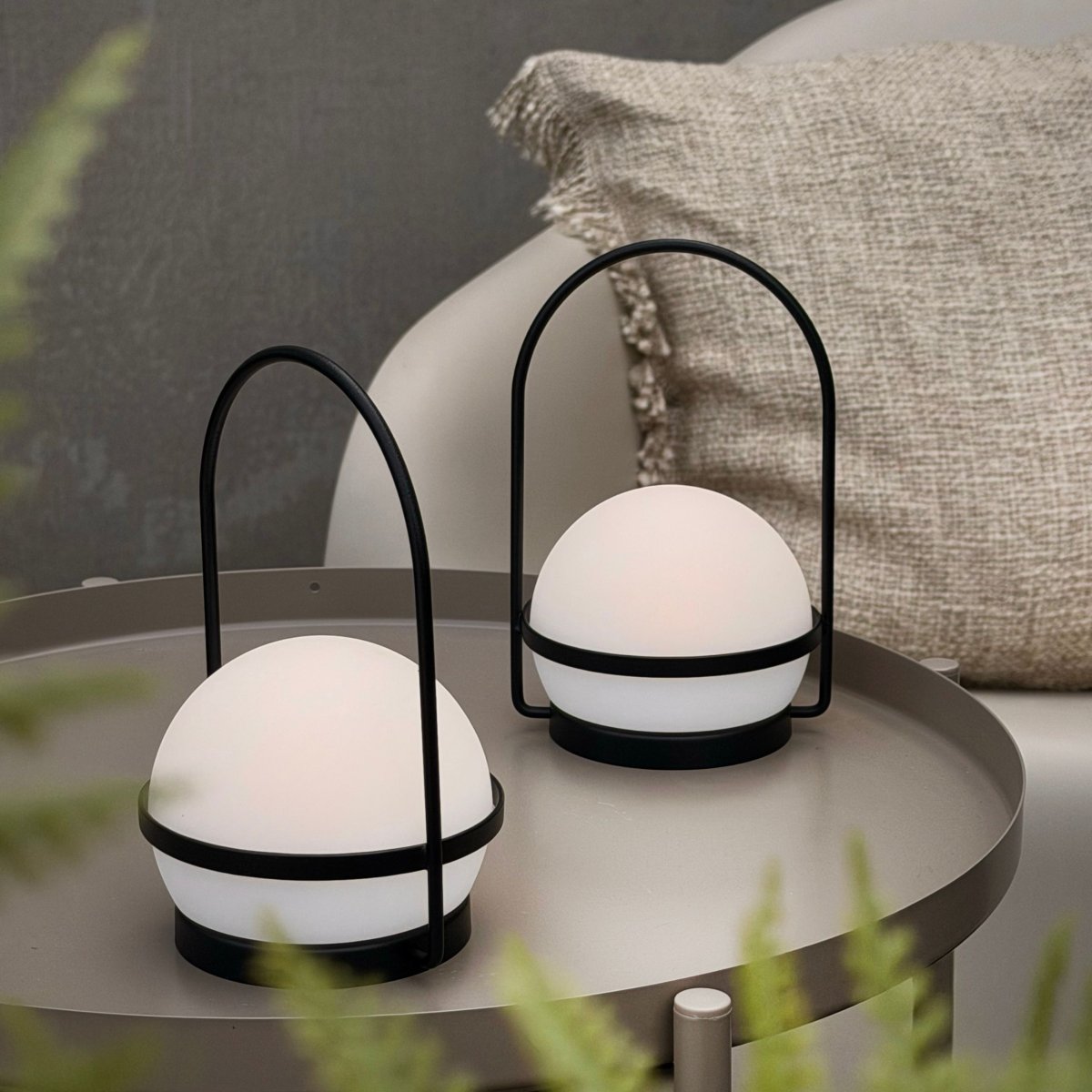 Summer Mini 18cm 2 Kpl Musta Siirrettävä valmistajalta Dyberg Larsen - Niiss&auml; on integroitu LED-valo, jossa on kolme kirkkaustasoa (100 %, 50 % ja 25 %), joita voidaan helposti s&auml;&auml;t&auml;&auml; varjostimien himmentimell&auml;.
