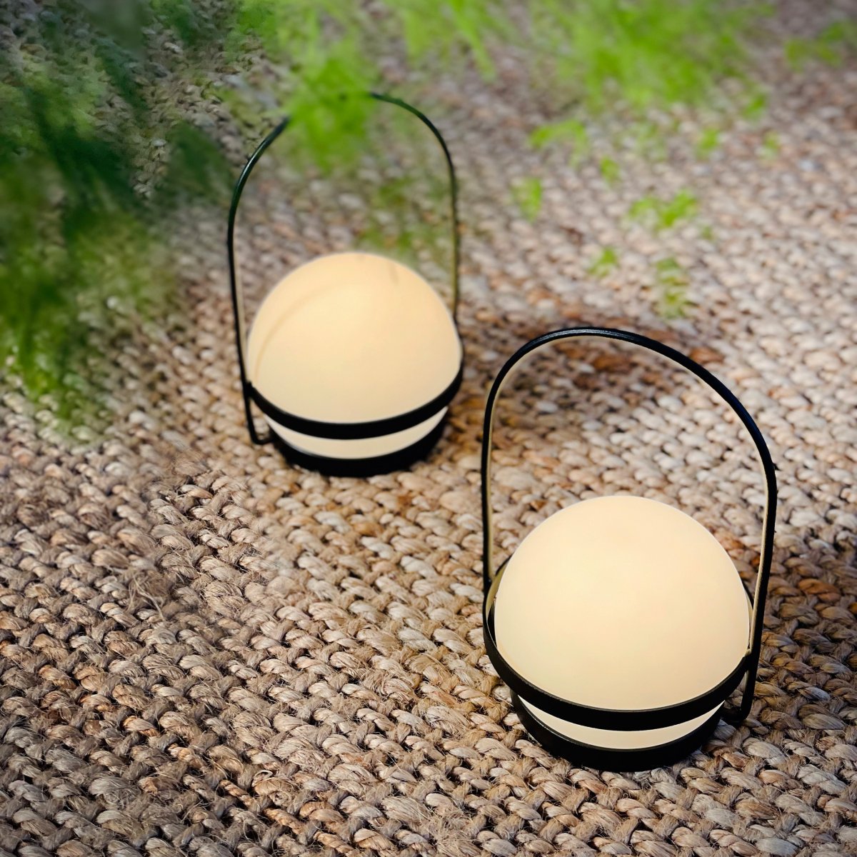 Summer Mini 18cm 2 Kpl Musta Siirrettävä valmistajalta Dyberg Larsen - Niiss&auml; on integroitu LED-valo, jossa on kolme kirkkaustasoa (100 %, 50 % ja 25 %), joita voidaan helposti s&auml;&auml;t&auml;&auml; varjostimien himmentimell&auml;.