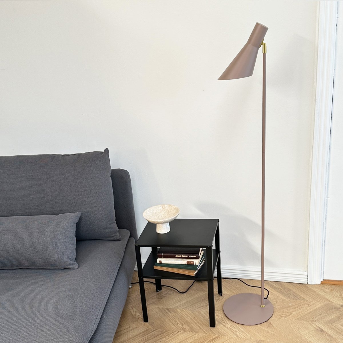 DL12 Beige lattiavalaisin valmistajalta Dyberg Larsen - Valaisin on valmistettu metallista ja siin&auml; on s&auml;&auml;dett&auml;v&auml; varjostin, jota voi kallistaa ja k&auml;&auml;nt&auml;&auml;, joten se sopii t&auml;ydellisesti lukuvaloksi sohvan tai nojatuolin viereen olohuoneeseen.
