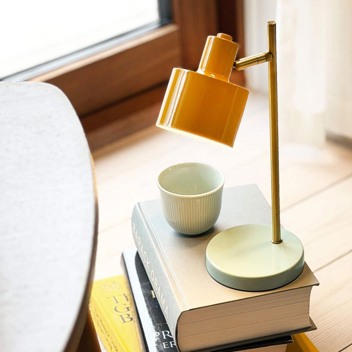 Ocean Mini 28cm Monivärinen Siirrettävä valmistajalta Dyberg Larsen - T&auml;yteen latautuminen kest&auml;&auml; noin 6 tuntia ja valaisin palaa jopa 20 tuntia pienimm&auml;ll&auml; kirkkaudella ja jopa 4 tuntia suurimmalla kirkkaudella.