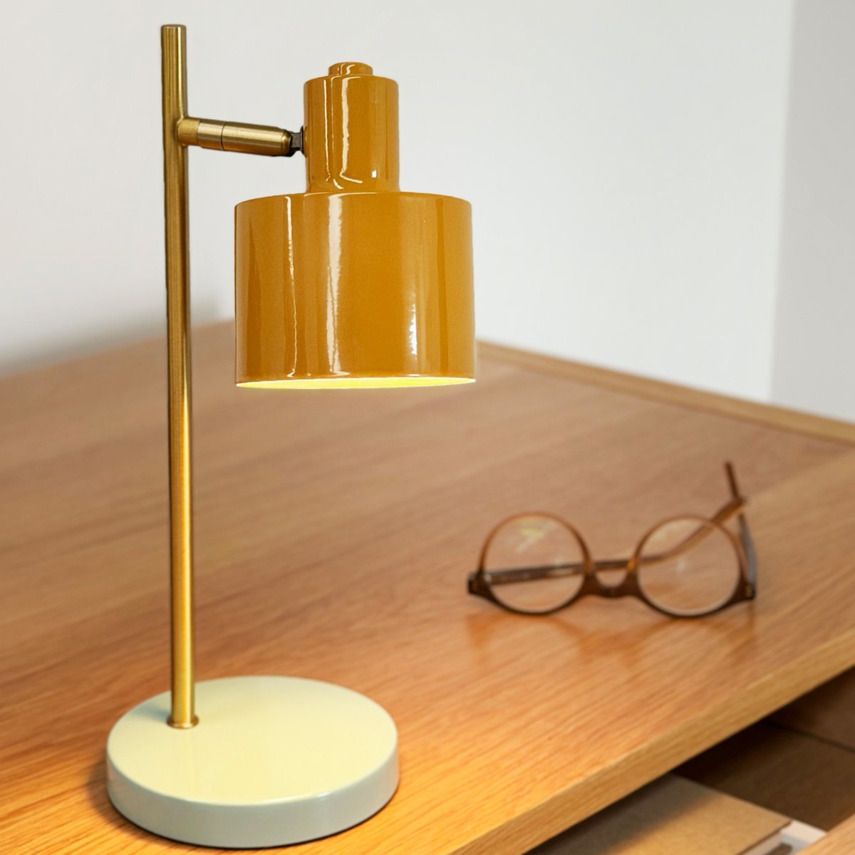 Ocean Mini 28cm Monivärinen Siirrettävä valmistajalta Dyberg Larsen - T&auml;yteen latautuminen kest&auml;&auml; noin 6 tuntia ja valaisin palaa jopa 20 tuntia pienimm&auml;ll&auml; kirkkaudella ja jopa 4 tuntia suurimmalla kirkkaudella.