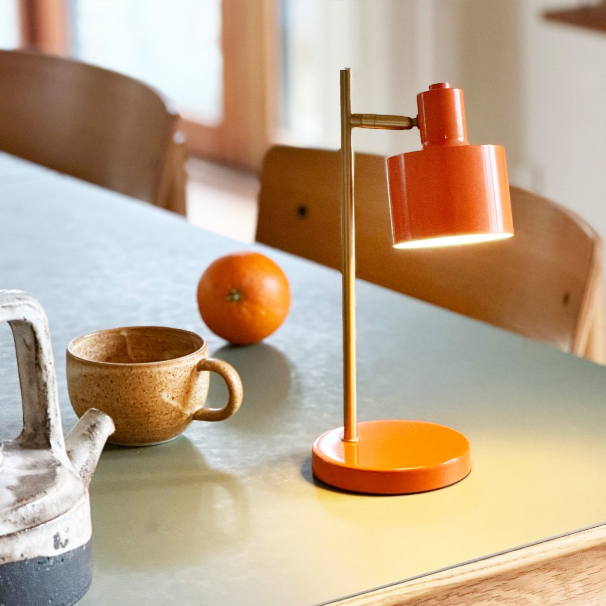 Ocean Mini 28cm Oranssi Siirrettävä valmistajalta Dyberg Larsen - T&auml;yteen latautuminen kest&auml;&auml; noin 6 tuntia ja valaisin palaa jopa 20 tuntia pienimm&auml;ll&auml; kirkkaudella ja jopa 4 tuntia suurimmalla kirkkaudella.