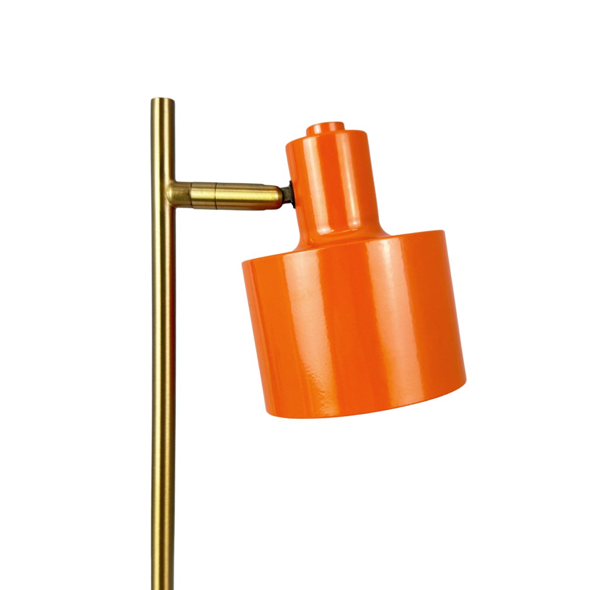 Ocean Mini 28cm Oranssi Siirrettävä valmistajalta Dyberg Larsen - T&auml;yteen latautuminen kest&auml;&auml; noin 6 tuntia ja valaisin palaa jopa 20 tuntia pienimm&auml;ll&auml; kirkkaudella ja jopa 4 tuntia suurimmalla kirkkaudella.