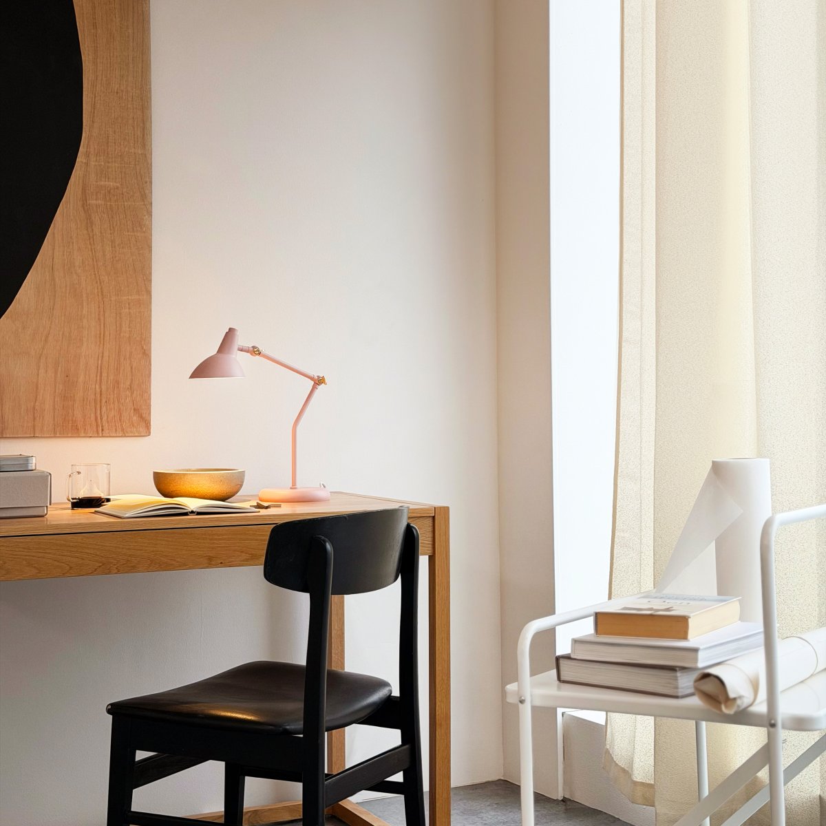 Vela 45cm Vaaleanpunainen työpöytävalaisin valmistajalta Dyberg Larsen - Kahden s&auml;&auml;dett&auml;v&auml;n nivelen avulla voit helposti s&auml;&auml;t&auml;&auml; korkeutta ja kulmaa tarpeen mukaan, ja messingiviimeistellyt koristeelliset yksityiskohdat tekev&auml;t s&auml;&auml;d&ouml;st&auml; sujuvaa.