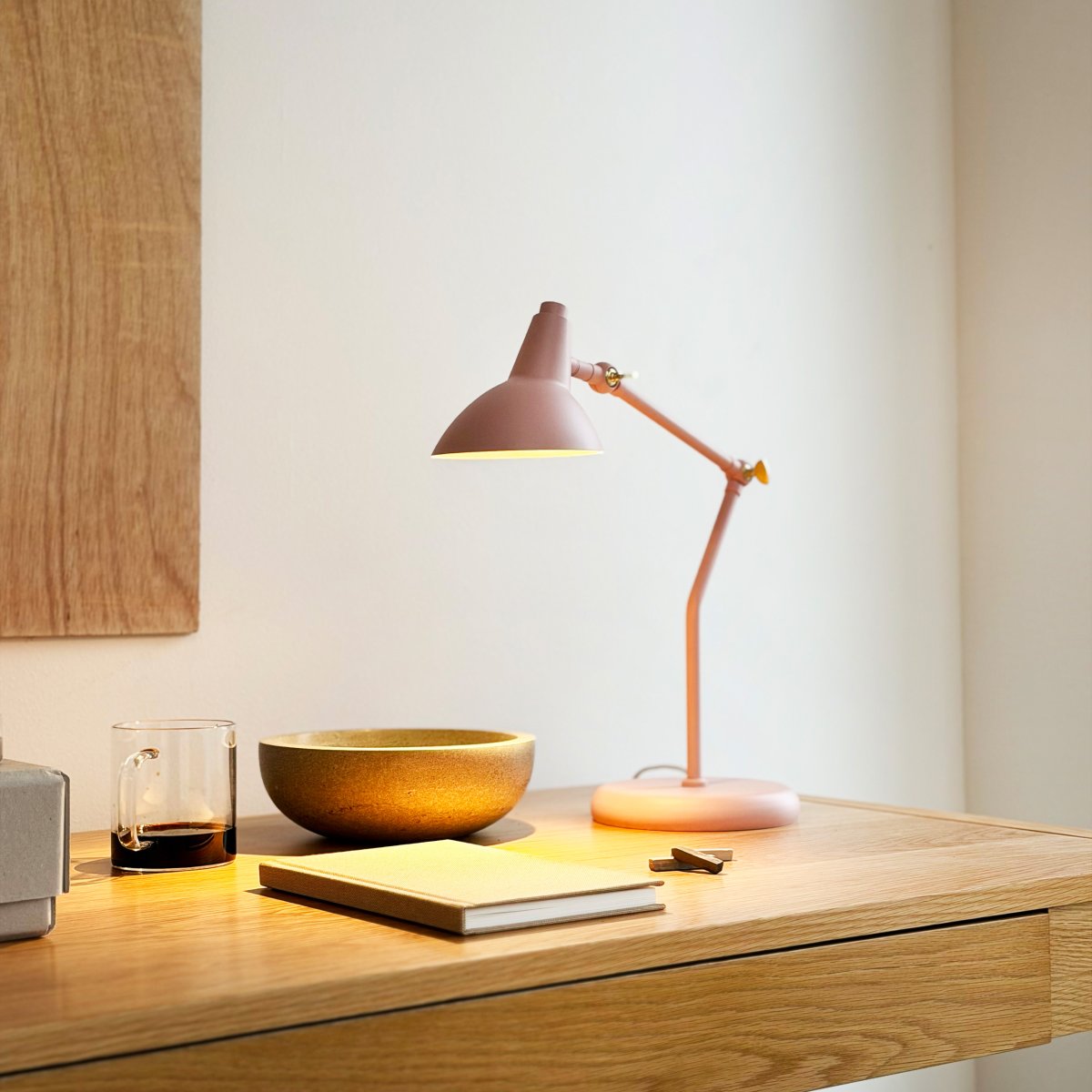 Vela 45cm Vaaleanpunainen työpöytävalaisin valmistajalta Dyberg Larsen - Kahden s&auml;&auml;dett&auml;v&auml;n nivelen avulla voit helposti s&auml;&auml;t&auml;&auml; korkeutta ja kulmaa tarpeen mukaan, ja messingiviimeistellyt koristeelliset yksityiskohdat tekev&auml;t s&auml;&auml;d&ouml;st&auml; sujuvaa.