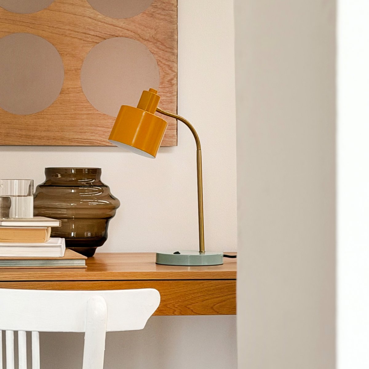 Ocean Flex 45cm Monivärinen työpöytävalaisin valmistajalta Dyberg Larsen - Käsin kiillotetusta messingistä valmistettu lampunjalka antaa jokaiselle valaisimelle ainutlaatuisen ja eksklusiivisen tunnelman, ja joustavan varren ansiosta valoa on helppo kohdistaa tarpeen mukaan.