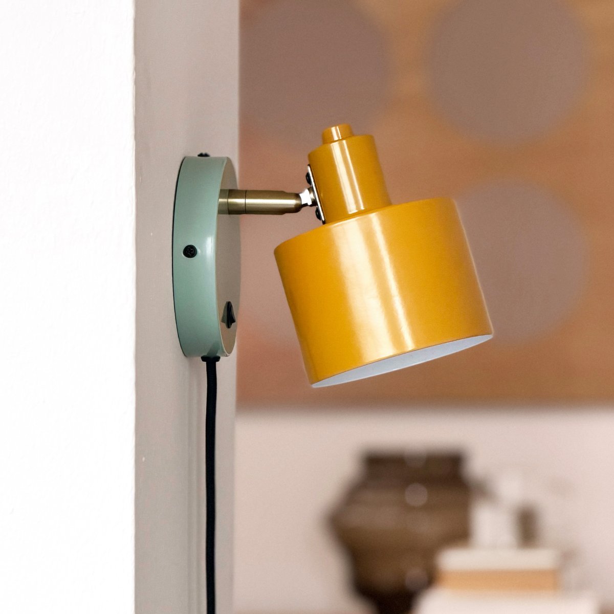 Ocean 16cm Monivärinen lukulamppu valmistajalta Dyberg Larsen - S&auml;&auml;dett&auml;v&auml;n varjostimen ansiosta valoa on helppo kohdistaa tarpeen mukaan, joten valaisin sopii t&auml;ydellisesti sek&auml; tunnelmavalaistukseksi ett&auml; ty&ouml;valoksi.