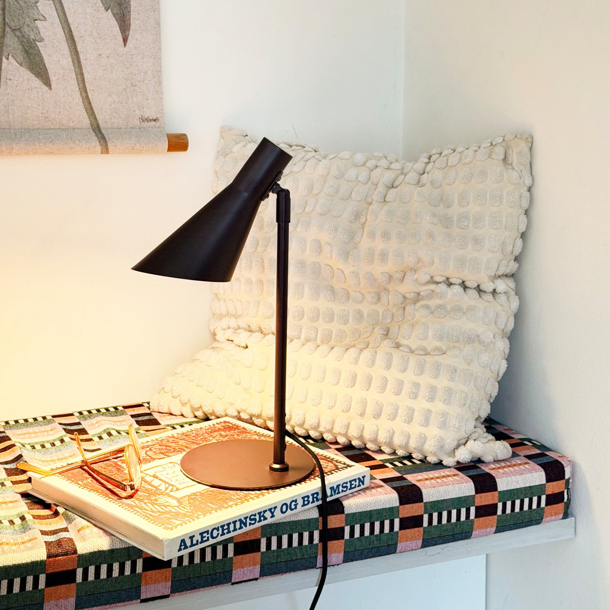 DL12 Mini 40cm Ruskea työpöytävalaisin valmistajalta Dyberg Larsen - Se on varustettu sek&auml; k&auml;&auml;nnett&auml;v&auml;ll&auml; ett&auml; kallistettavalla varjostimella, joten valoa on helppo kohdistaa tarpeen mukaan.