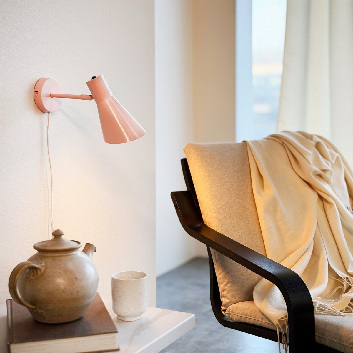 DL12 Vaaleanpunainen lukulamppu valmistajalta Dyberg Larsen - Vaaleanpunainen viimeistely antaa huoneelle viihtyis&auml;n tunnelman ja levitt&auml;&auml; hyv&auml;&auml;, suunnattua valoa.