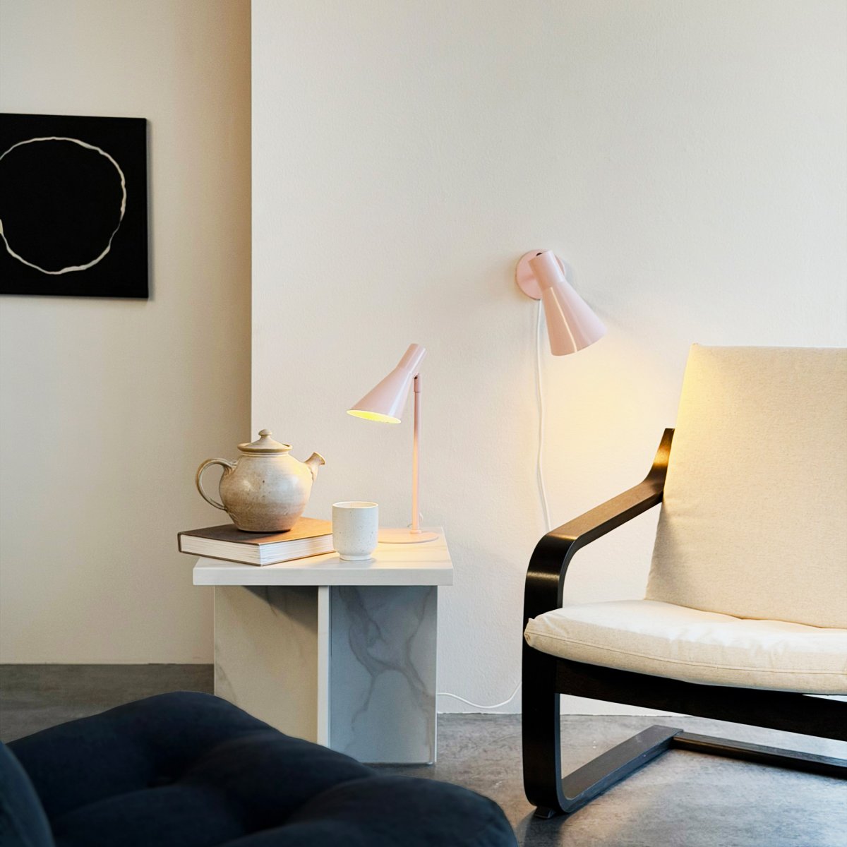 DL12 Vaaleanpunainen lukulamppu valmistajalta Dyberg Larsen - Vaaleanpunainen viimeistely antaa huoneelle viihtyis&auml;n tunnelman ja levitt&auml;&auml; hyv&auml;&auml;, suunnattua valoa.