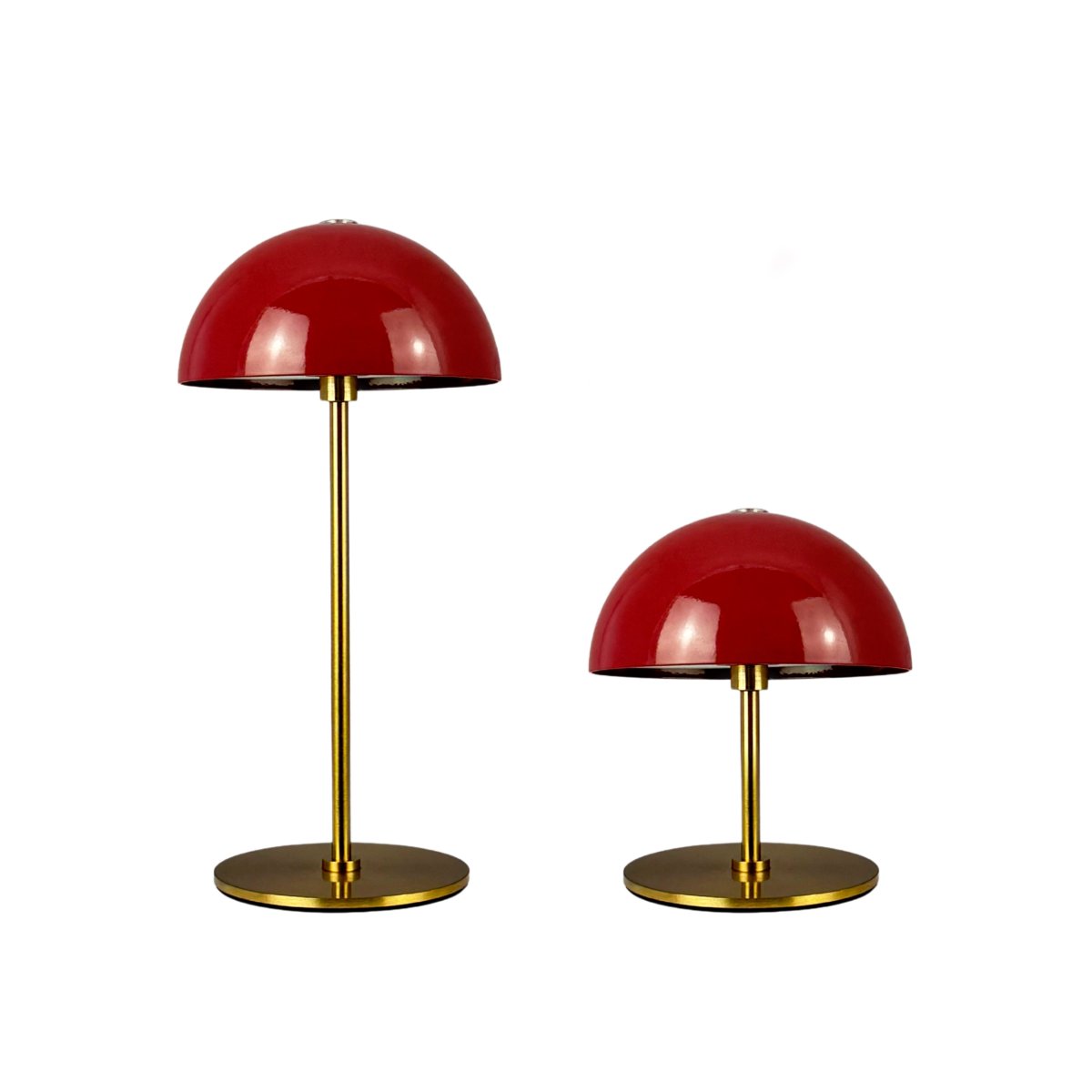 Along Setti 20cm PUNAINEN Siirrettävä valmistajalta Dyberg Larsen - Lampuissa on integroidut LED-valot ja kolme himmennett&auml;v&auml;&auml; valotasoa, joita on helppo s&auml;&auml;t&auml;&auml; yl&auml;osassa olevalla kosketushimmentimell&auml;.