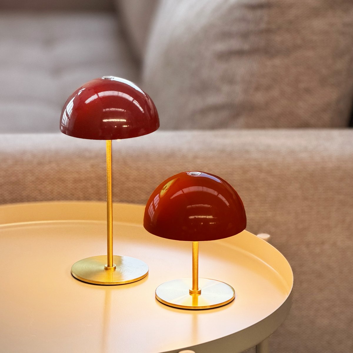 Along Setti 20cm PUNAINEN Siirrettävä valmistajalta Dyberg Larsen - Lampuissa on integroidut LED-valot ja kolme himmennett&auml;v&auml;&auml; valotasoa, joita on helppo s&auml;&auml;t&auml;&auml; yl&auml;osassa olevalla kosketushimmentimell&auml;.