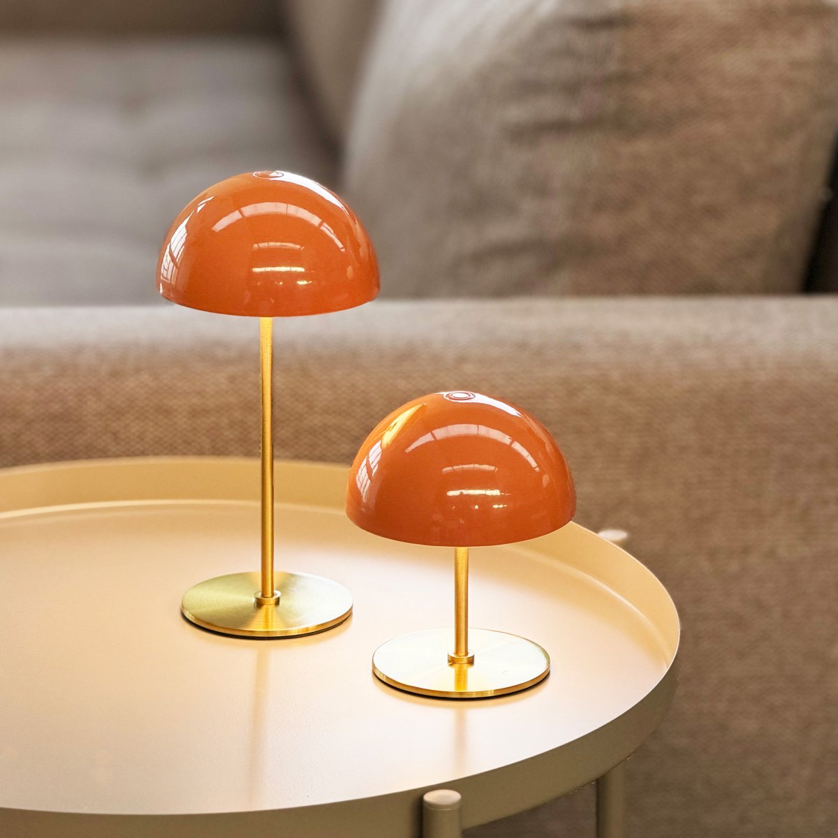 Along Setti 20cm Oranssi Siirrettävä valmistajalta Dyberg Larsen - Lampuissa on integroidut LED-valot ja kolme himmennett&auml;v&auml;&auml; valotasoa, joita on helppo s&auml;&auml;t&auml;&auml; yl&auml;osassa olevalla kosketushimmentimell&auml;.